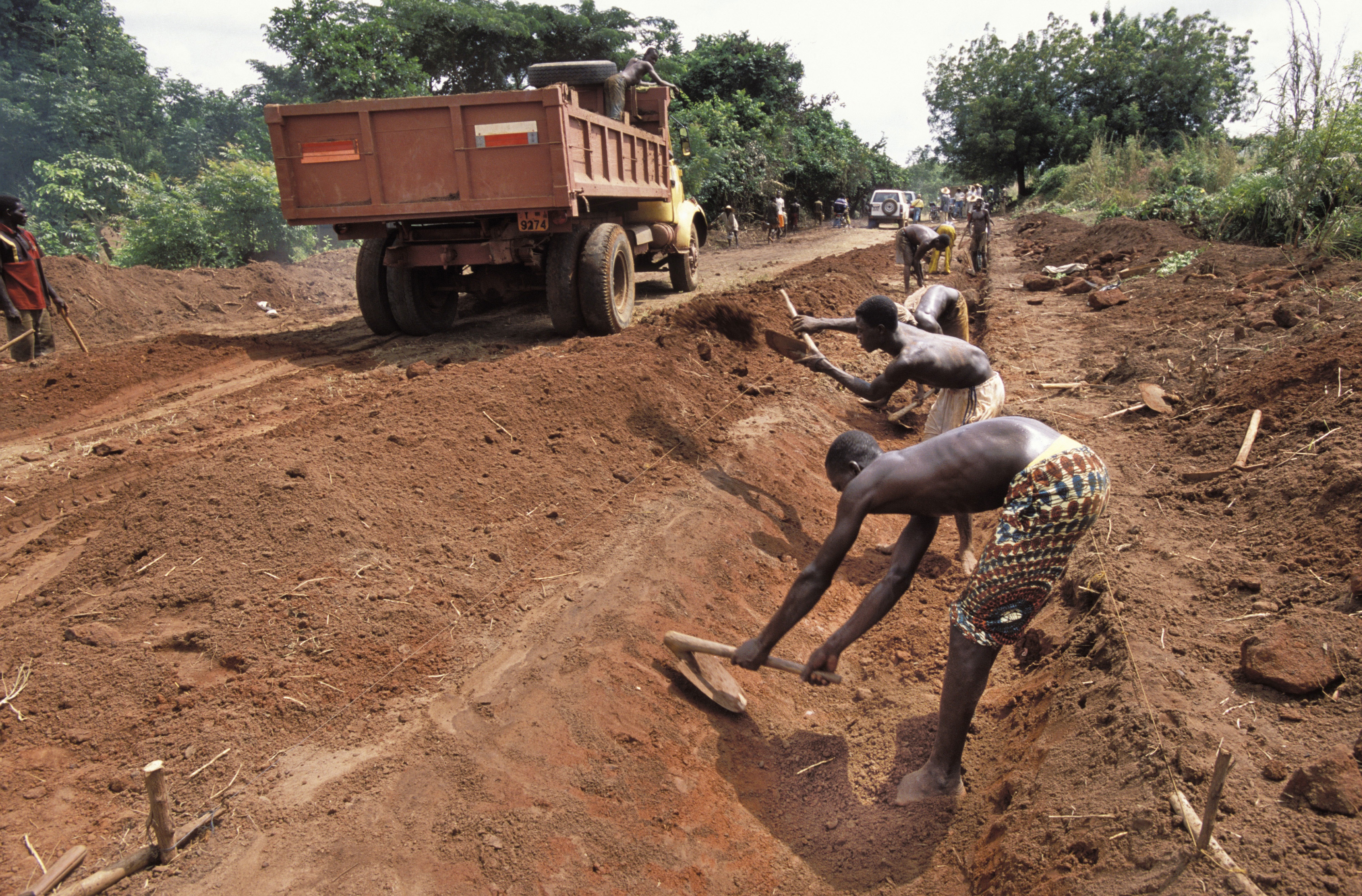 “Where mayor and council are up to their jobs, the rural transport infrastructure tends to be in  a rather good shape”: building a feeder road to connect  a village in 2006.