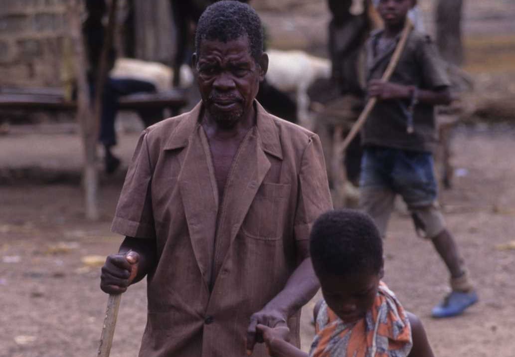 Die Flussblindheit macht Betroffene abhängig von der Unterstützung anderer: sehbehinderter Mann in der Elfenbeinküste.