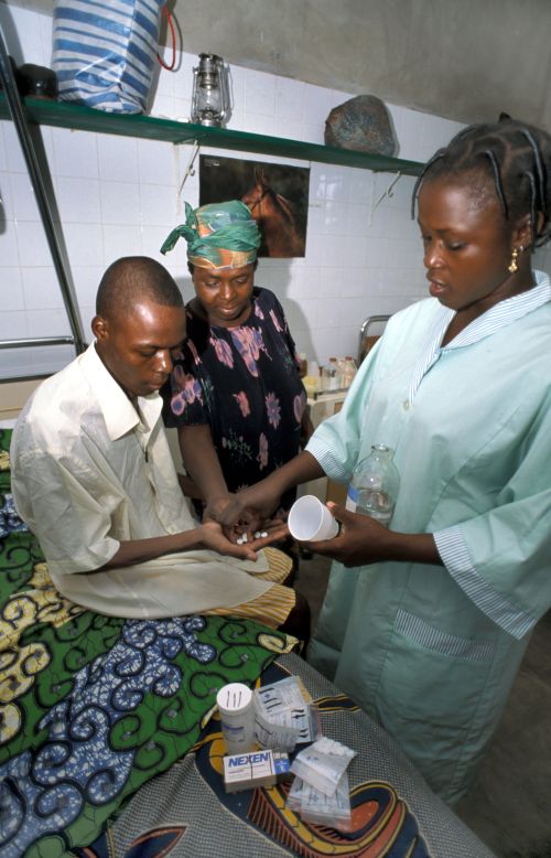 Im Kampf gegen HIV/Aids gab es Fortschritte, doch das reicht nicht: In Abomey bekommt ein Patient HIV-Medikamente.