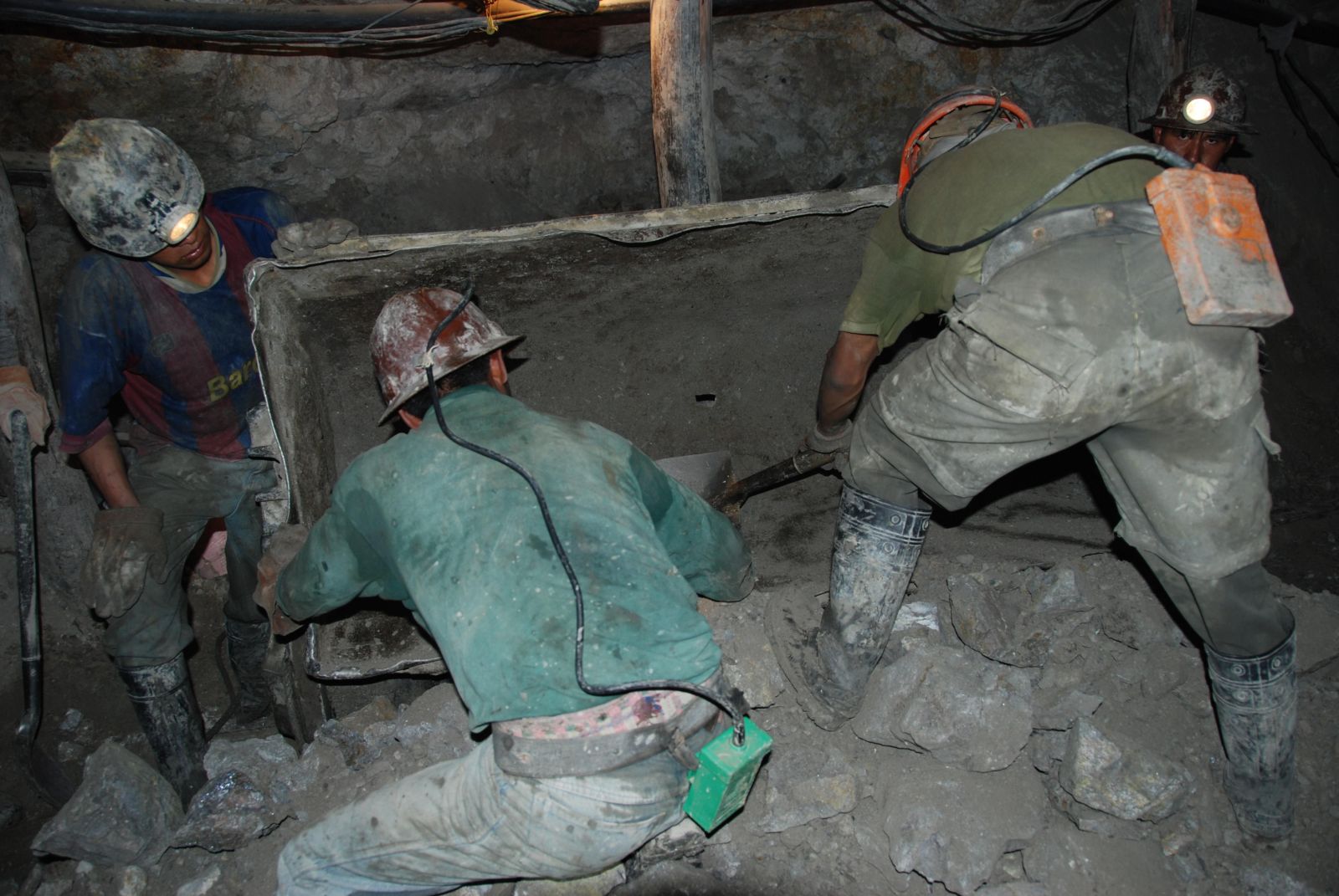 Gilles Barbier/Lineair Bergarbeiter, die Gewalt erfahren oder gesehen haben, zeigen häufiger psychische Belastungsstörungen als jene ohne Gewalterfahrung. In einem bolivianischen Bergwerk.
