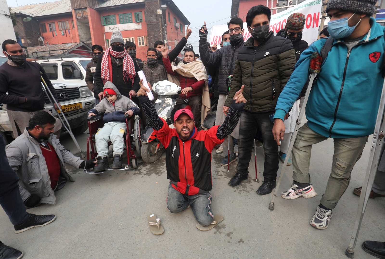 picture-alliance/EPA-EFE/FAROOQ KHAN Protesters in Kashmir demand better living conditions for people with disabilities, 2020.