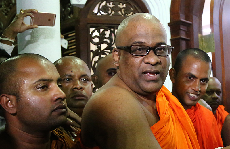 Pradeep Dambarage/picture-alliance/ZUMA Press Galagoda Aththe Gnanasara following his release in May.