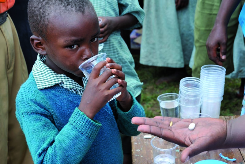 Praziquantel-Tabletten heilen Bilharziose, sie sind aber noch nicht für alle Afrikaner erhältlich.