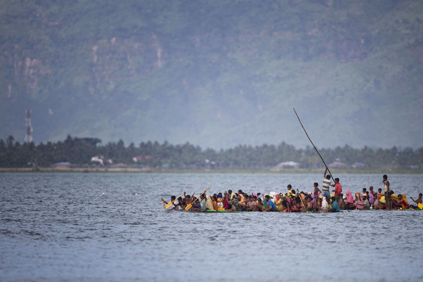 A. M. Ahad/picture-alliance/AP Photo Flüchtlinge überqueren im November 2017 den Fluss Naf, um von Myanmar nach Bangladesch zu gelangen.