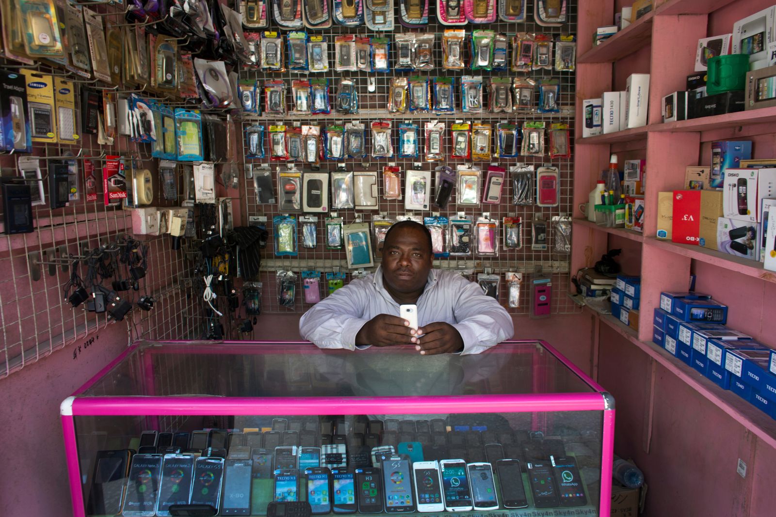 Ton Koene/Lineair Mobiltelefon-Shop in Sansibar.