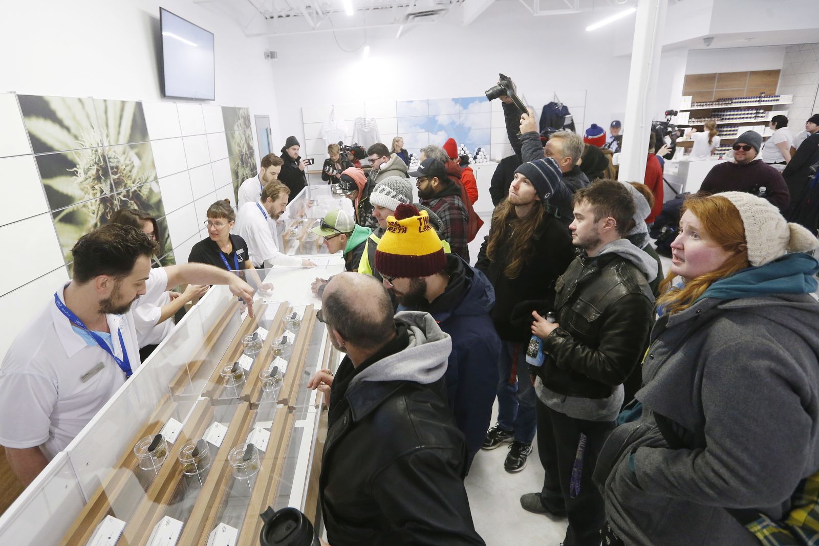 Woods/picture-alliance/AP Photo Shop counter in Winnipeg: cannabis is legal in Canada, but products may not be branded.