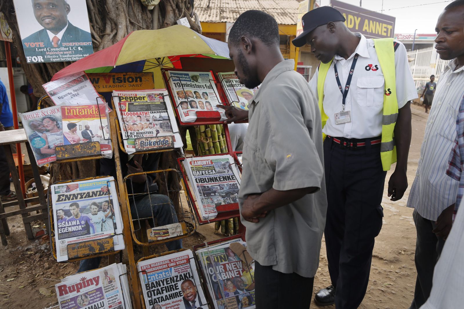 Dai Kurokawa/picture-alliance/dpa News stand in Kampala in 2016.