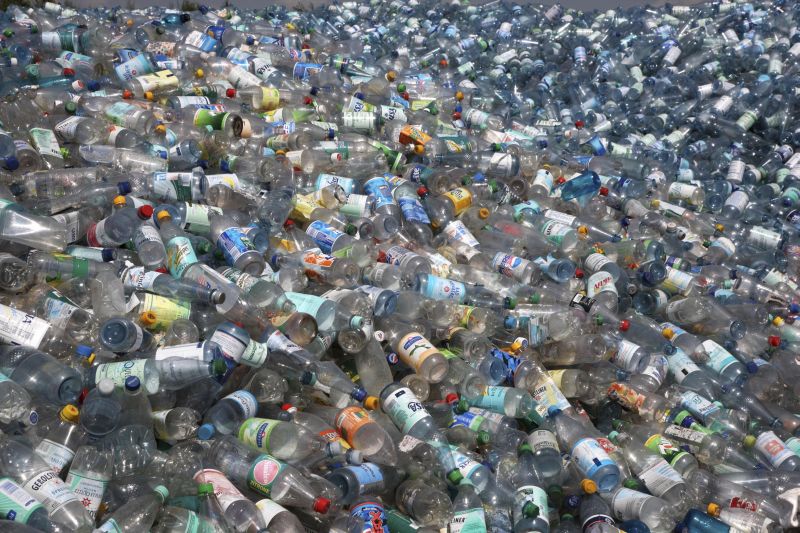 Zum Recycling gebündelte Plastikflaschen im Ruhrgebiet.