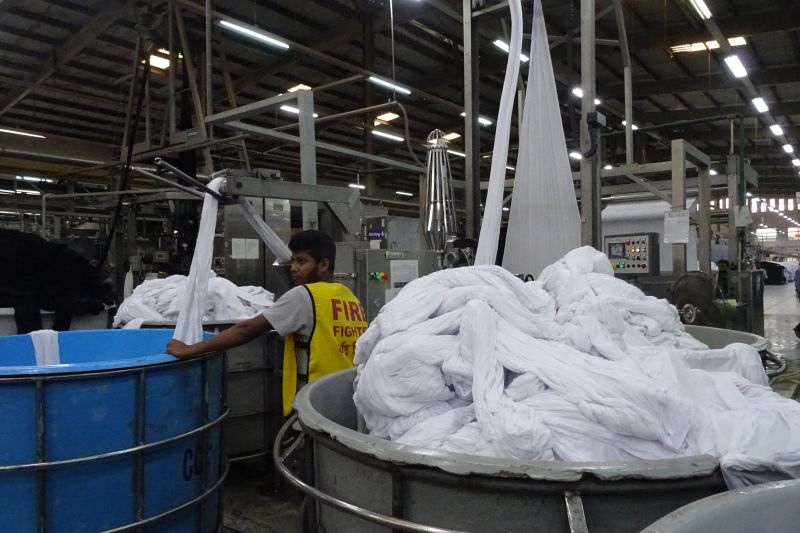 sb Bei der DBL Group in Bangladesch werden in der Färberei hohe Sicherheits- und Umweltstandards eingehalten sowie neueste Technologien eingesetzt.