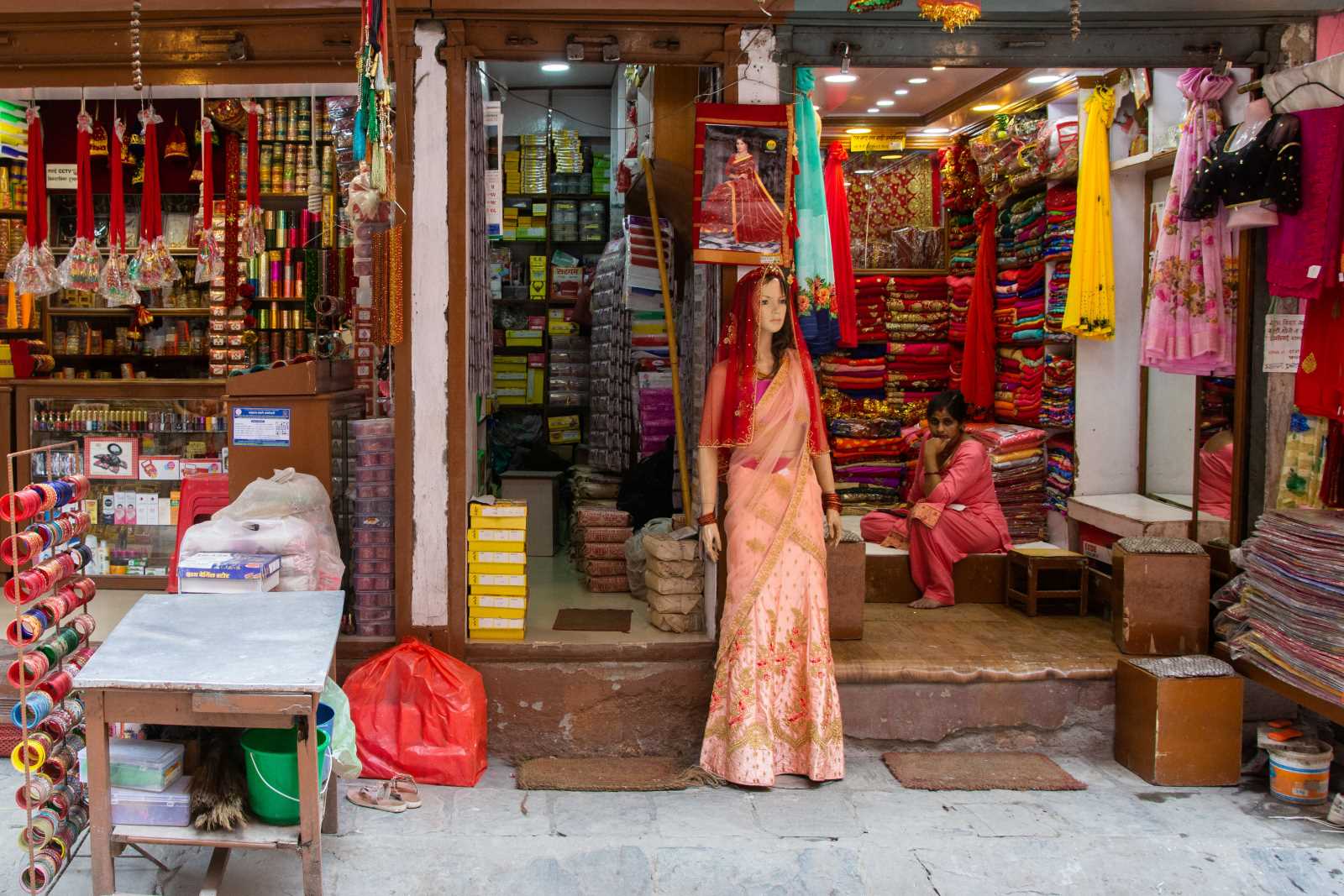 Rojan Shrestha/picture-alliance/NurPhoto Many middle-class families earn their incomes with a small shop.