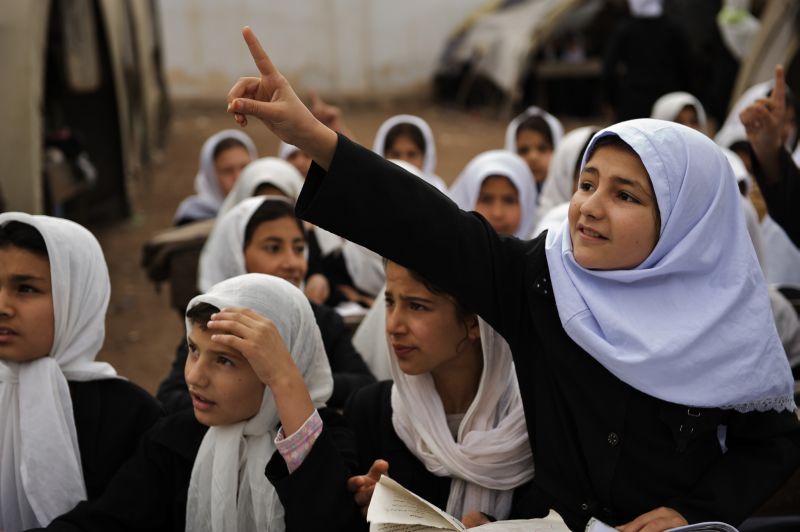 Genderrollen in muslimischen Ländern ändern sich. Schulmädchen in Herat, Afghanistan.