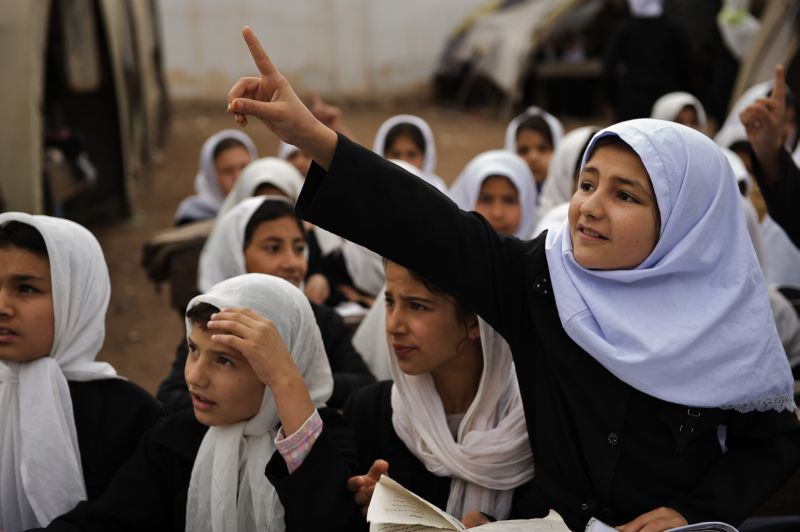 Noorani/Lineair Genderrollen in muslimischen Ländern ändern sich. Schulmädchen in Herat, Afghanistan.