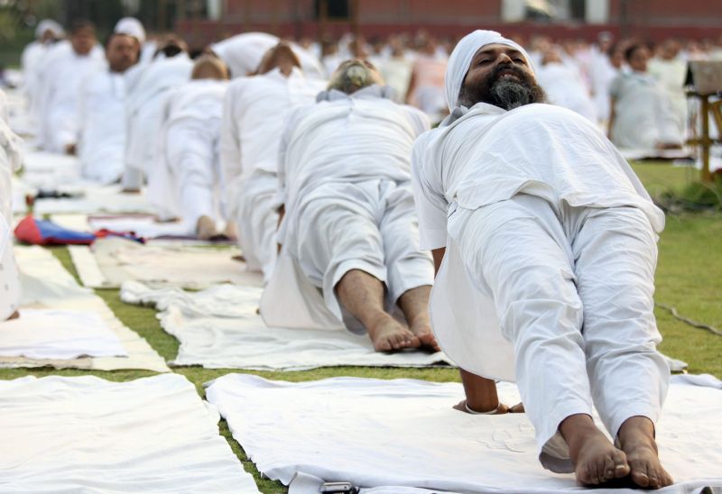 Bewegung hilft – Ein Yoga-Camp zur Senkung des Blutdrucks in Amritsar 2013.