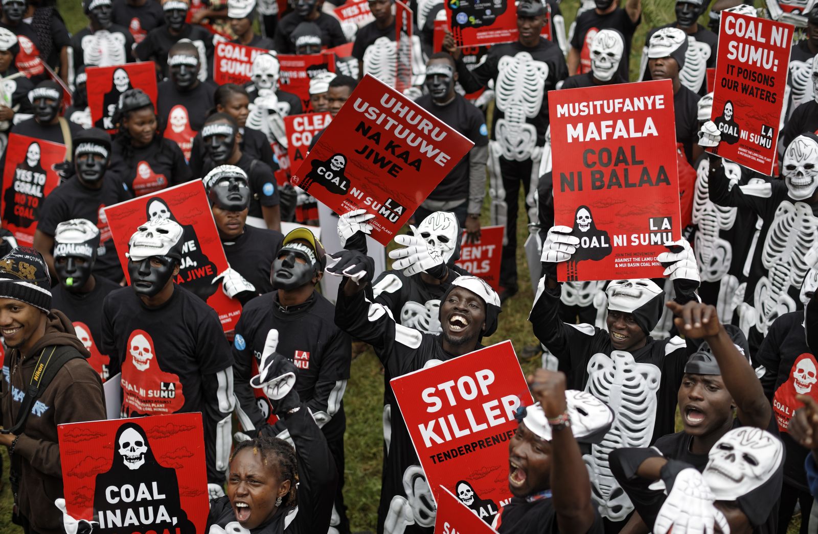 Protest gegen ein Kohlekraftwerk, das Kenia mit chinesischer Unterstützung in der Hafenstadt Lamu bauen will.