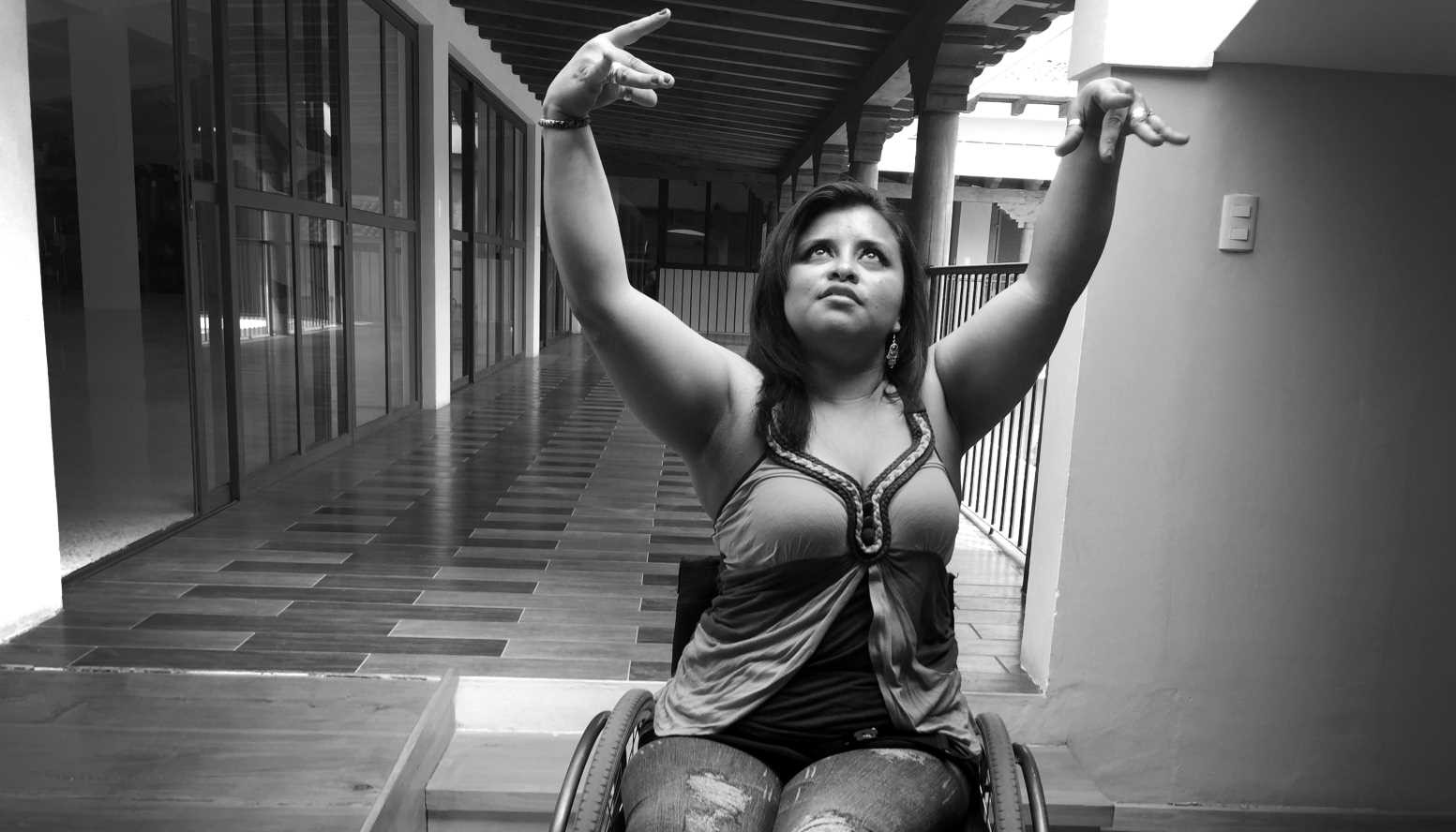 Die CBM-Ausstellung „Silent Tears“ verleiht Frauen mit Behinderung eine Stimme: Jacky aus Guatemala „tanzt“ im Rollstuhl.