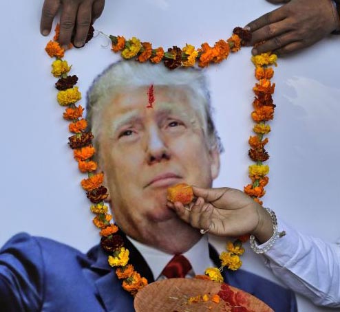 picture alliance/AP Photo Eine rechtsradikale indische Hindu-Gruppe feiert die Amtseinführung von US-Präsident Donald Trump.