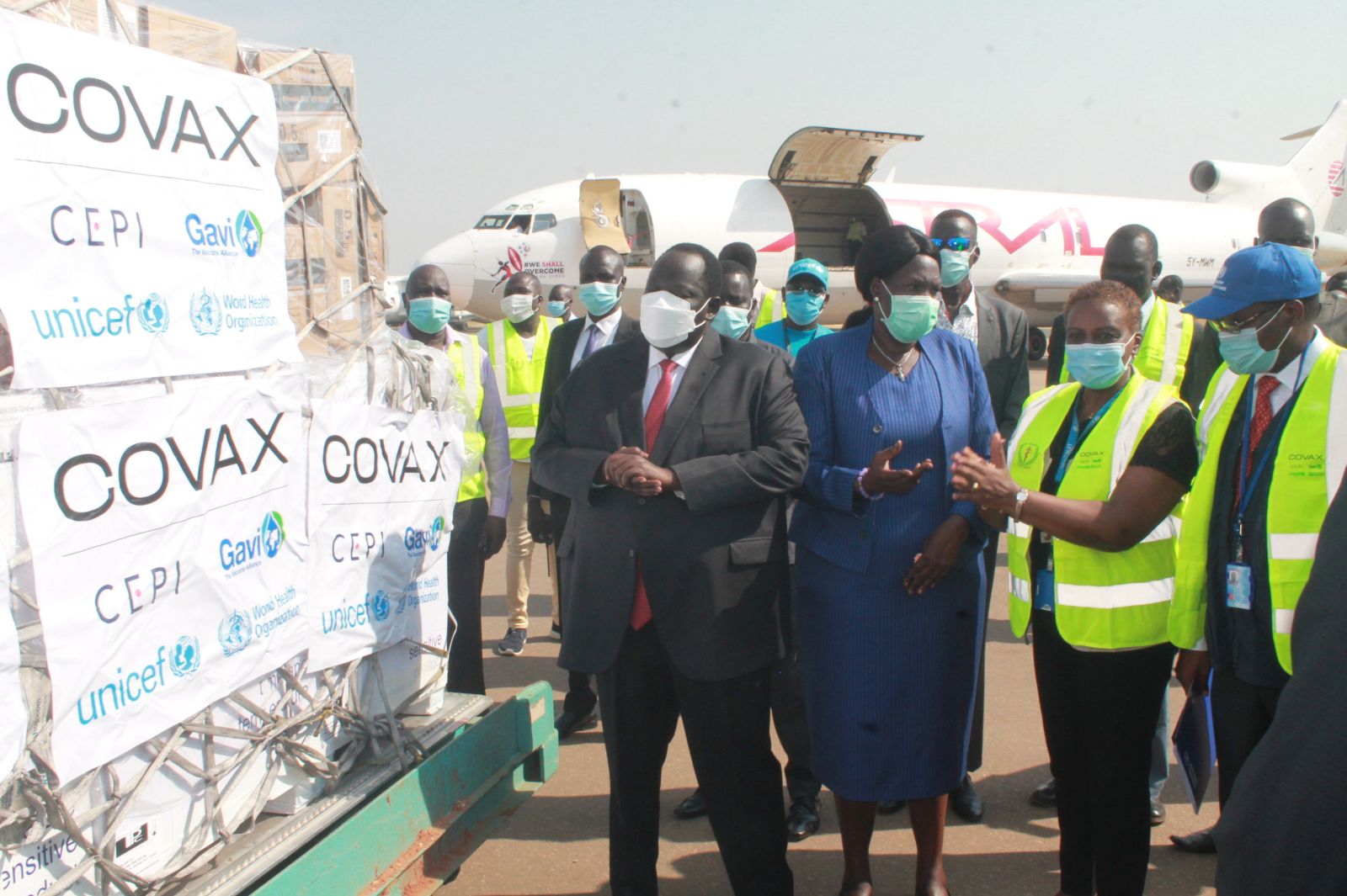 Lieferung von  Covid-19-Impfdosen in den Südsudan im März 2021 durch die COVAX-Initiative – laut Experten liefert COVAX  weltweit viel zu wenig Impfstoffe.