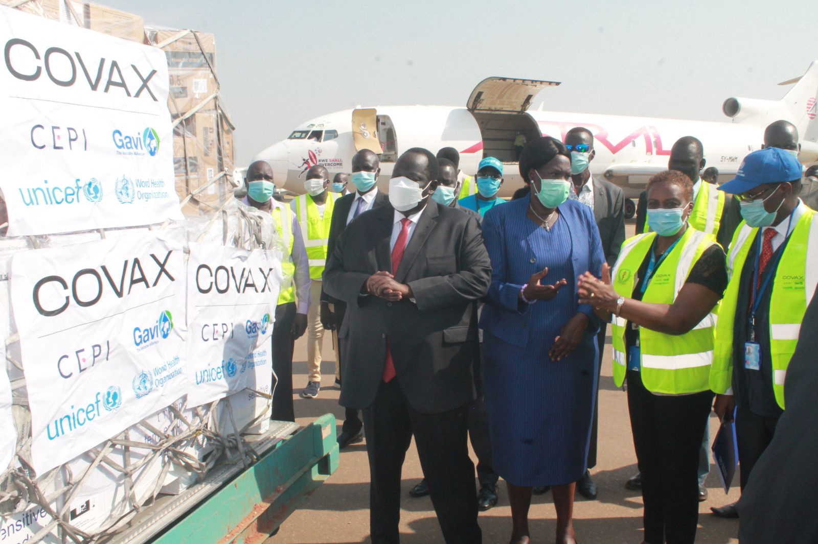 Denis Elamu/picture-alliance/Xinhua News Agency Delivery of Covid-19 vaccine to South Sudan in March 2021 under the COVAX initiative – but experts say COVAX is delivering far too little vaccines worldwide.