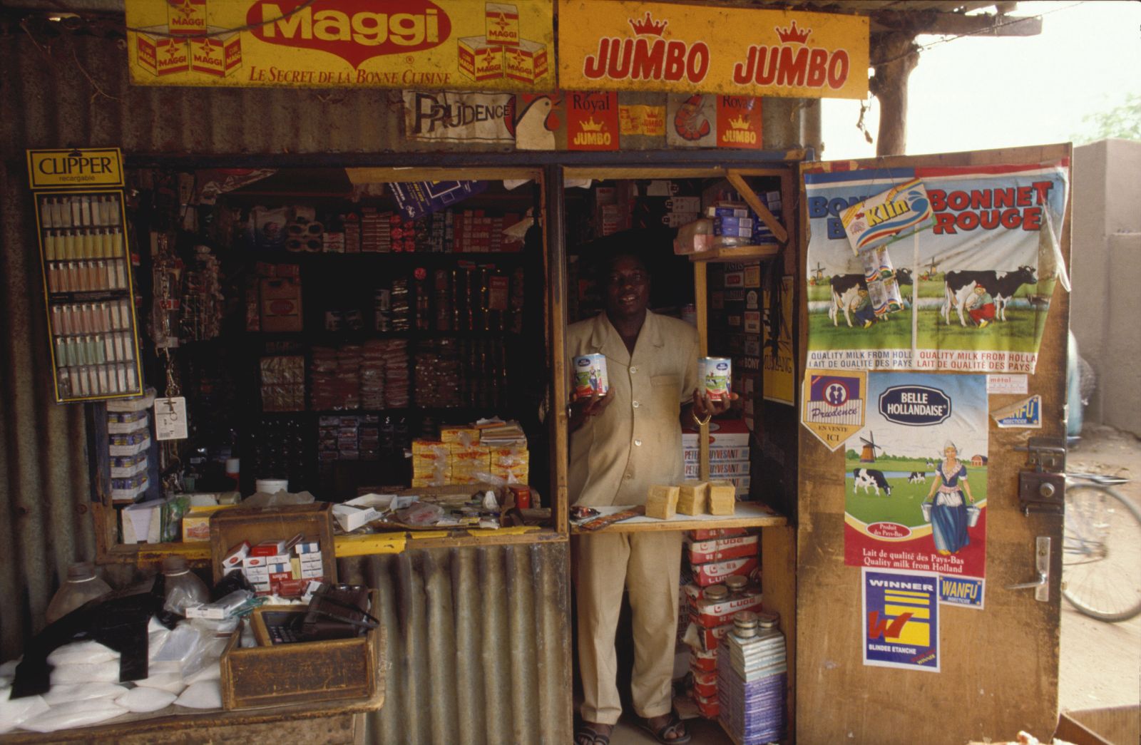 Ein Händler in Burkina Faso verkauft niederländische Produkte, darunter Milchpulver, in seinem kleinen Laden.