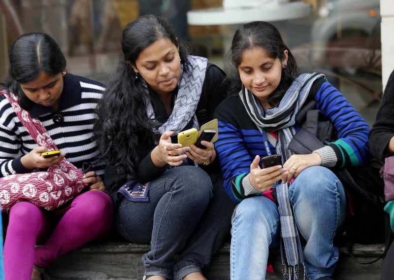 Adhikary/picture-alliance/dpa Students with smartphones in Kolkata.