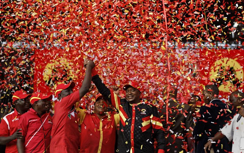 Ben Curtis/picture alliance/AP Photo Kenias Präsident Uhuru Kenyatta im Wahlkampf im vergangenen Sommer.