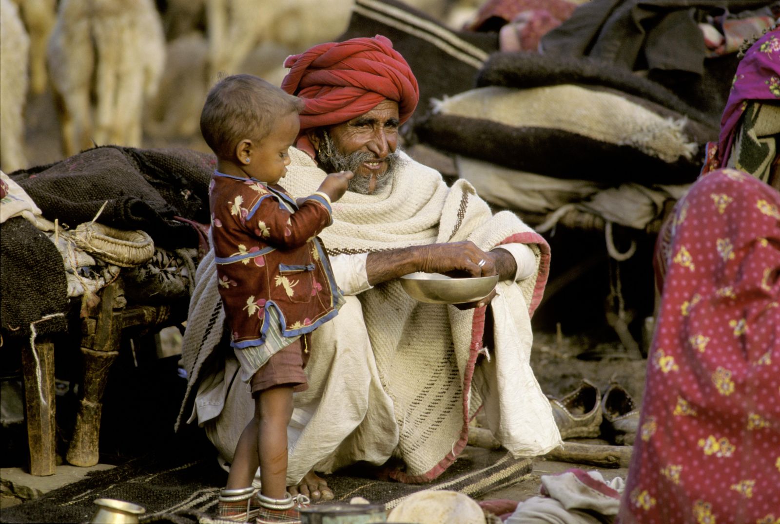 Indien hat derzeit relativ wenig sehr junge und sehr alte Menschen: alter Mann mit Kind in Rajasthan.