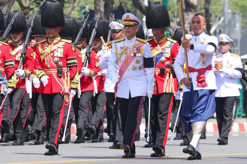 picture alliance/ZUMA Press Thailand’s King Maha Vajiralongkorn (center) and honour guard march at a ceremony for late King Bhumibol Adulyadej in October 2017.