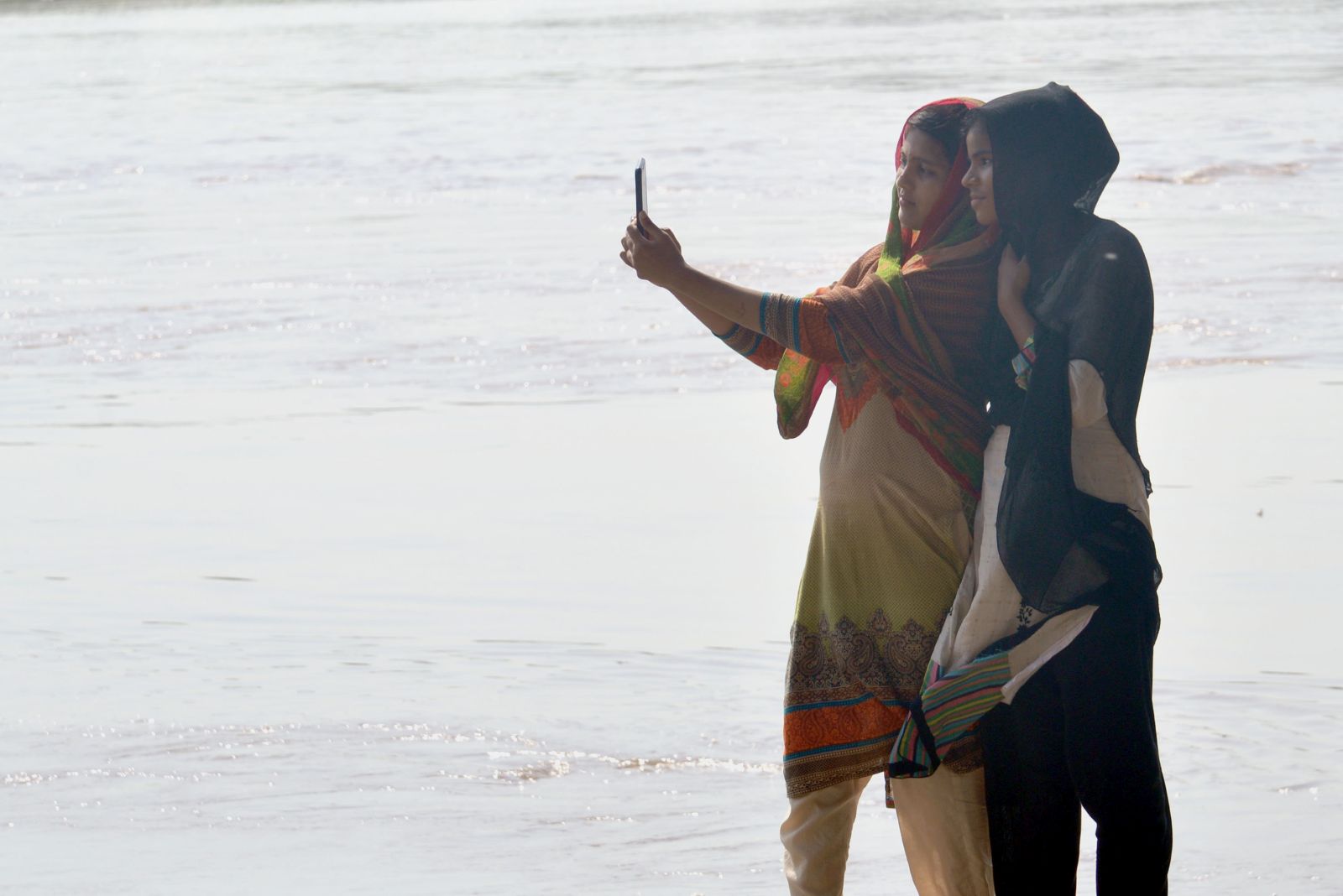 Rana Sajid Hussain/picture-alliance/Pacific Press Among the lucky few: only one quarter of Pakistan’s women has a mobile phone of their own.