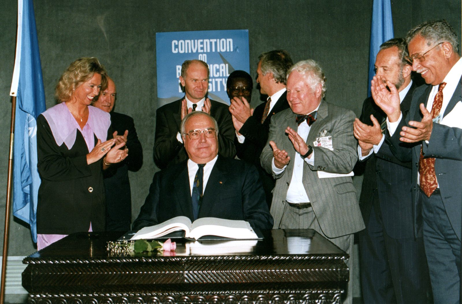 Applaus für den damaligen deutschen Kanzler Helmut Kohl nach Unterzeichnung des Übereinkommens über die biologische Vielfalt in Rio 1992.
