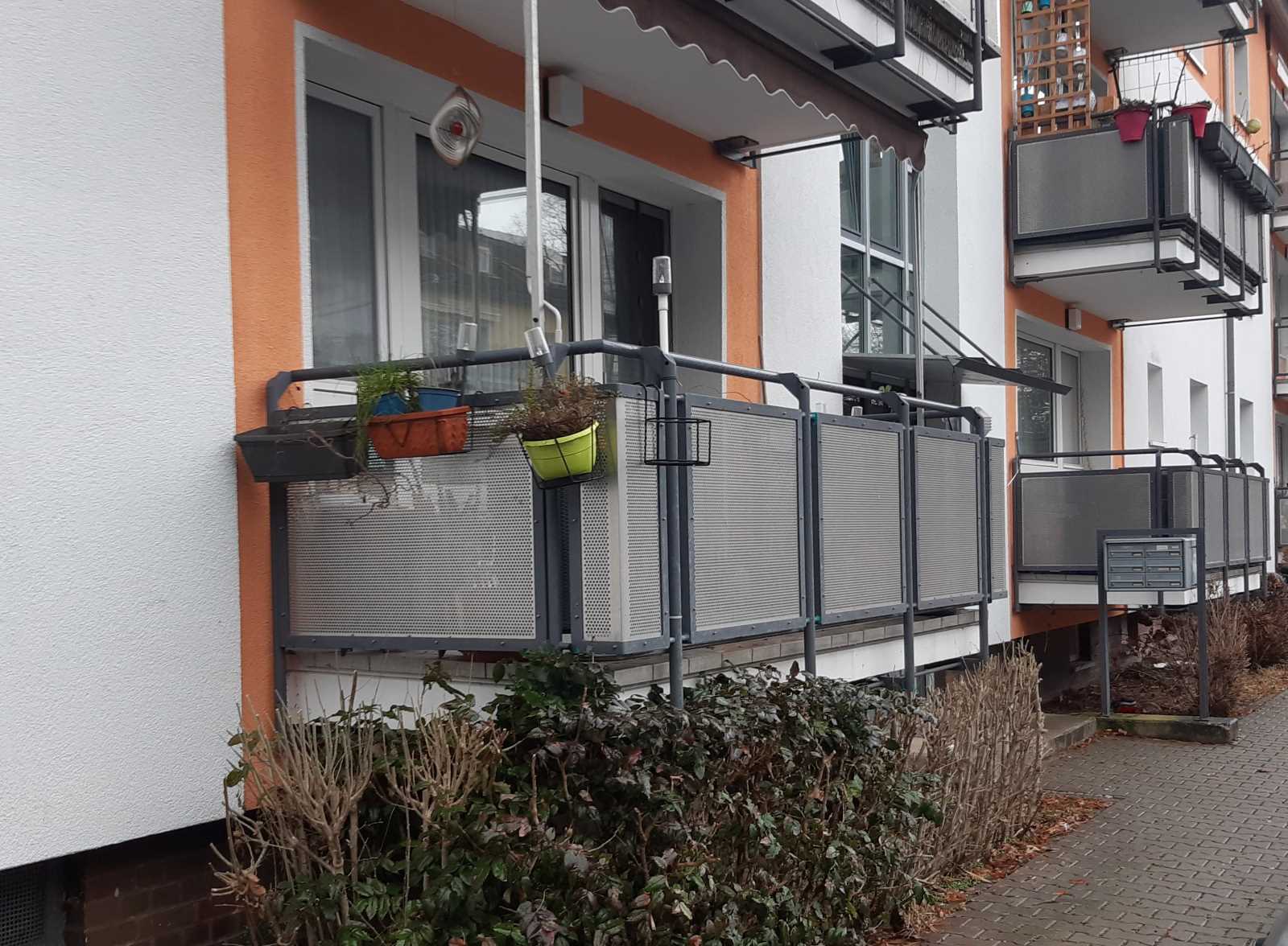 DEM Balkone wie diese in Frankfurt/Main würden in Rio de Janeiro wie eine Einladung auf Einbrecher wirken.