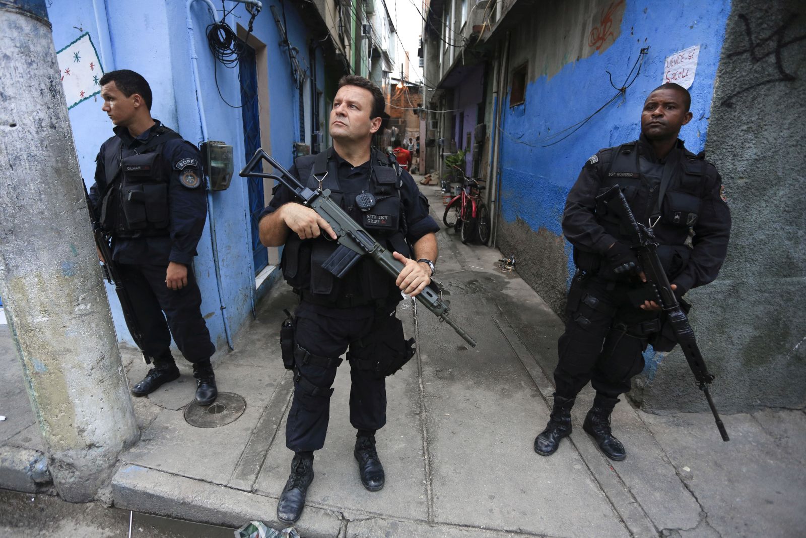 Diniz/BrazilPhotos/Lineair Fotoarchief Military police patrolling a Rio favela.