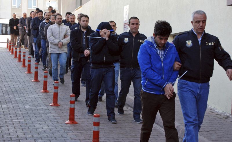 picture-alliance/AP Photo Landesweite Verhaftungswelle von vermeintlichen Gülen-Anhängern innerhalb der Polizei im April 2017 in der Türkei.