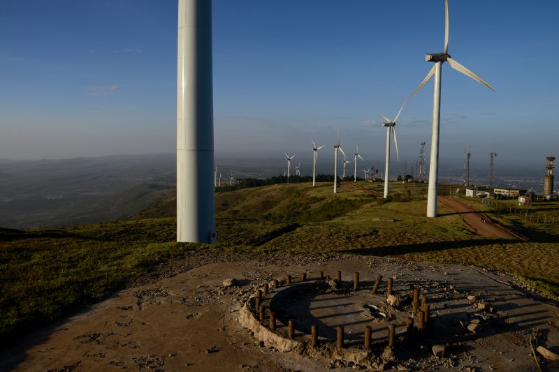 Böthling/Photography Afrika braucht erneuerbare Energie sofort: Windfarm in der Nähe des Great Rift Valley in Kenia.