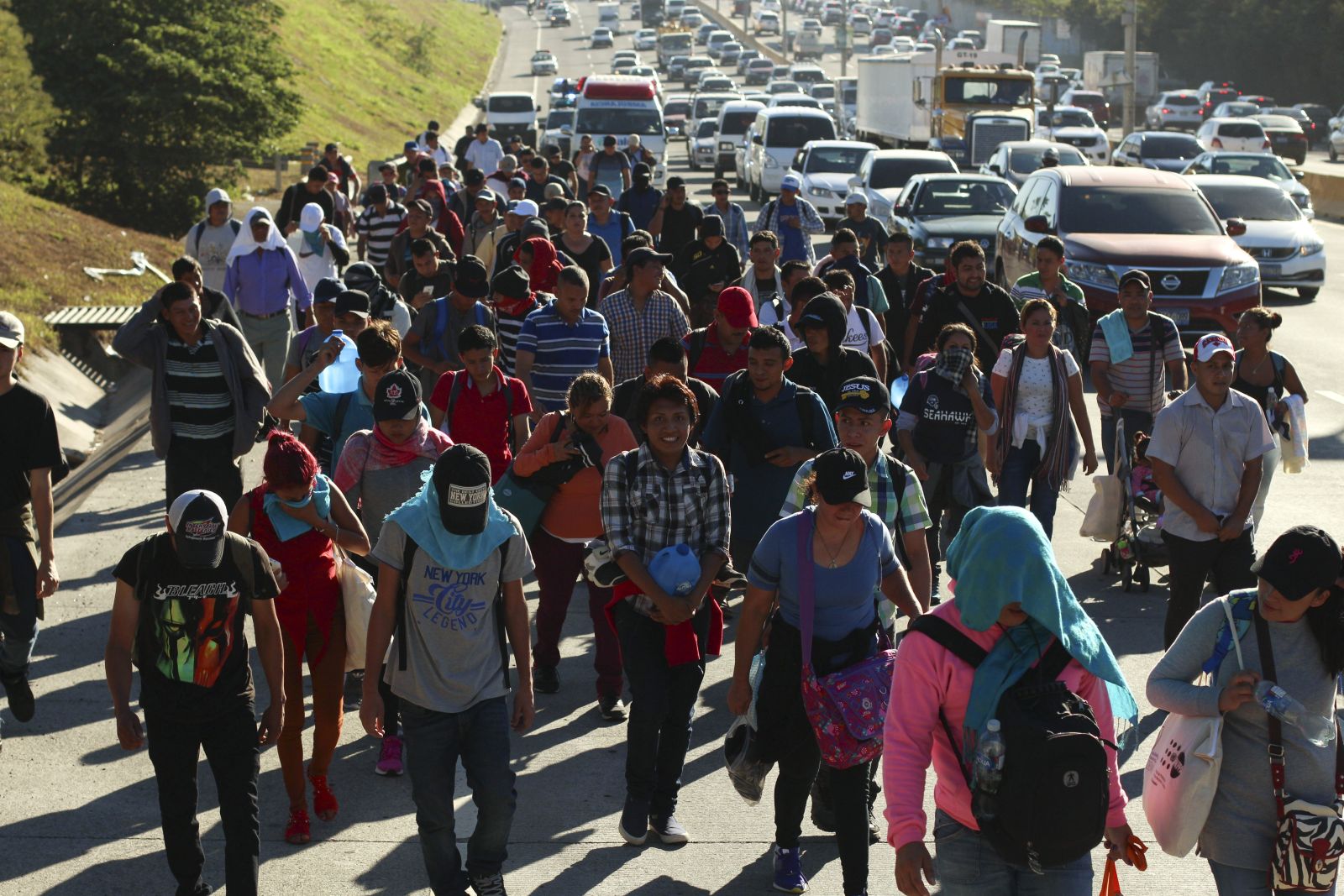 picture-alliance/AP Photo Migranten-Karawane aus Honduras auf einer Autobahn in El Salvador im Januar 2019. Die Menschen versuchen, zu Fuß in die USA zu gelangen.