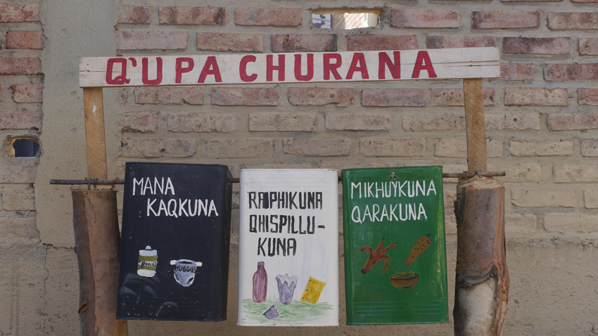 Vierecke Garbage-sorting instructions in Quechua at model school.