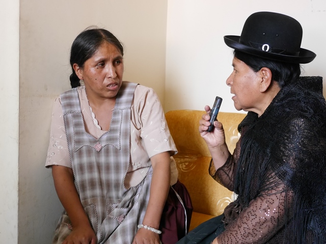 Vierecke Radiomacherin Rosa Jalja beim Interview.