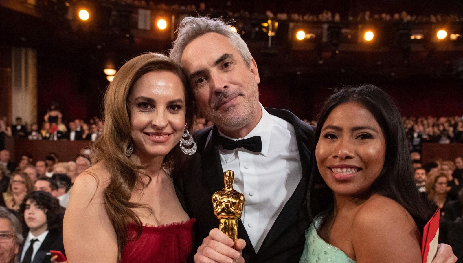 picture-alliance/PictureLux/A.M.P.A.S. Role models matter: Yalitza Aparicio (right) was nomitated for, but did not win an Oscar for her role in Roma, which won the award for the best foreign language film while the jury considered Alfonso Cuaron (centre) the best director.