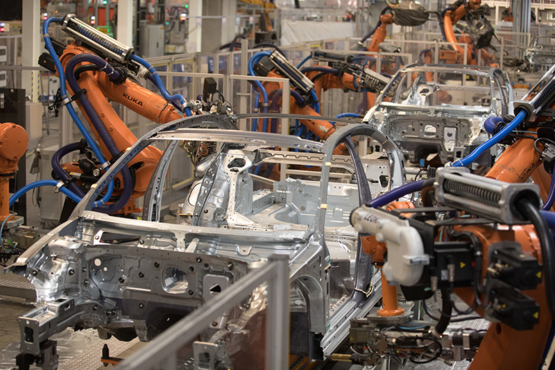 Roboter bauen Teile eines VWs in Deutschland zusammen.