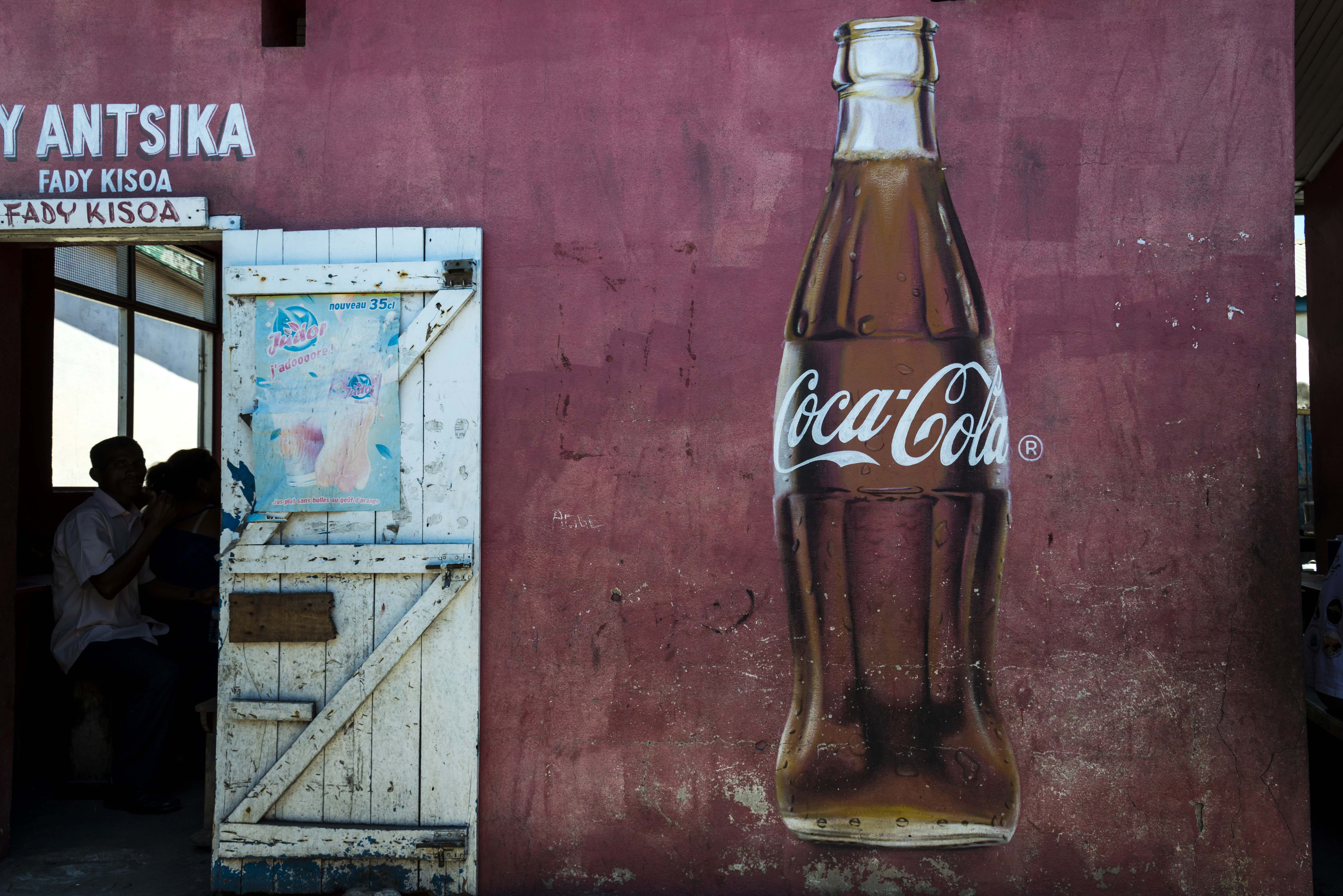Günter Lenz/Image Broker/Lineair Coca-Cola hat versprochen, die freiwilligen UN-Leitlinien zu befolgen: Werbung an einer Restaurantwand in Madagaskar.