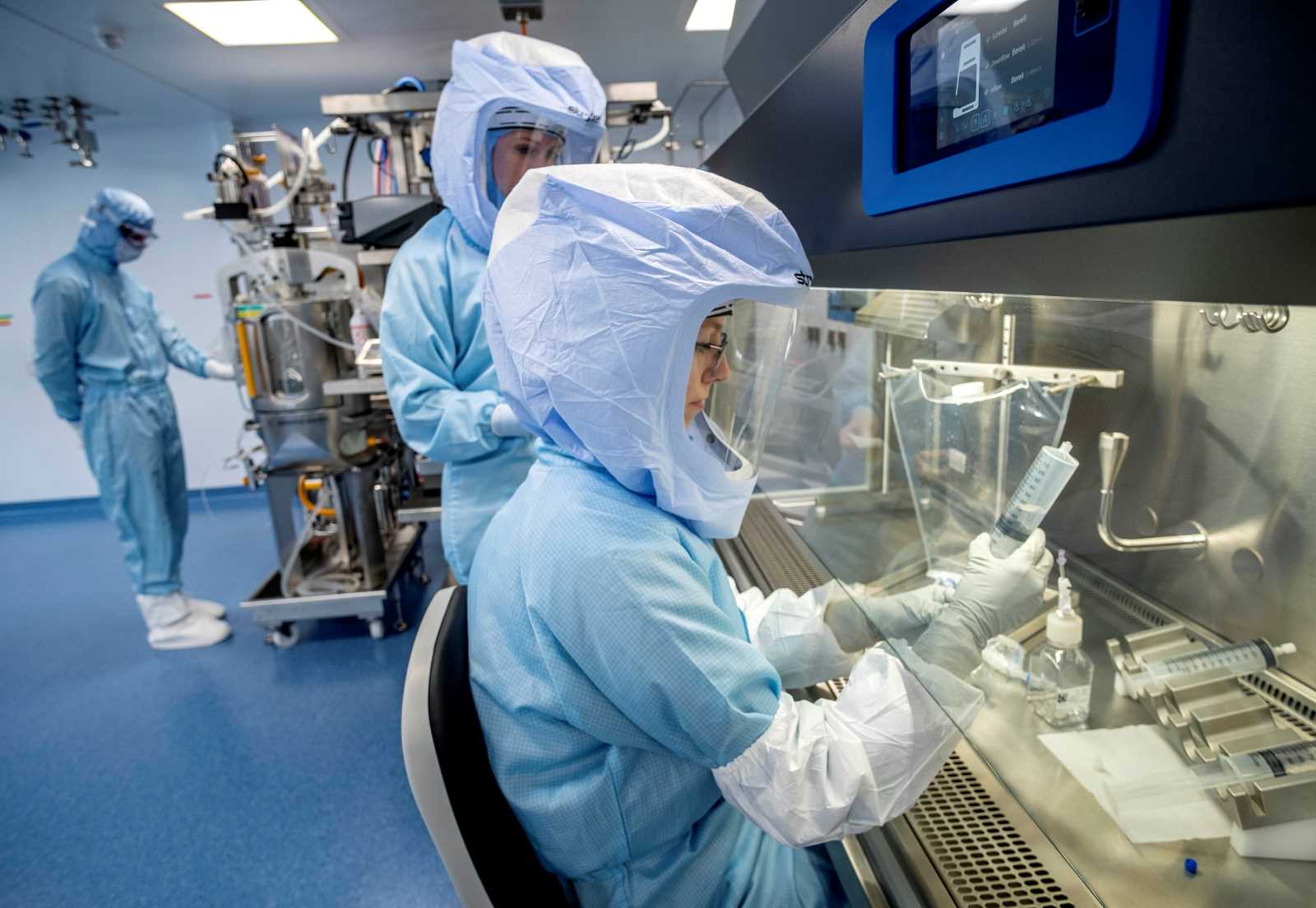 picture alliance / ASSOCIATED PRESS / Michael Probst Manufacture of the Covid-19 vaccine in a new BioNTech facility in Marburg.