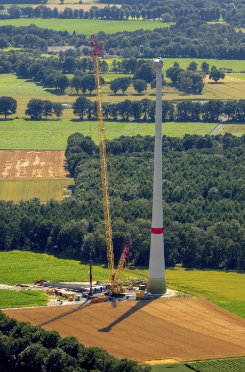 Nur mit mehr erneuerbaren Energien sind die Klimaziele von Paris zu erreichen:  Bau einer Windkraftanlage in Deutschland.
