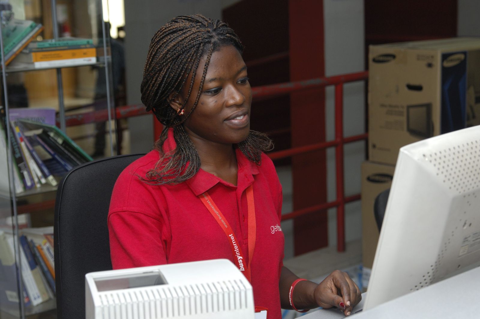 Fischer/picture-alliance/Bildagentur-online Mitarbeiterin eines ghanaischen Internetcafés 2009.