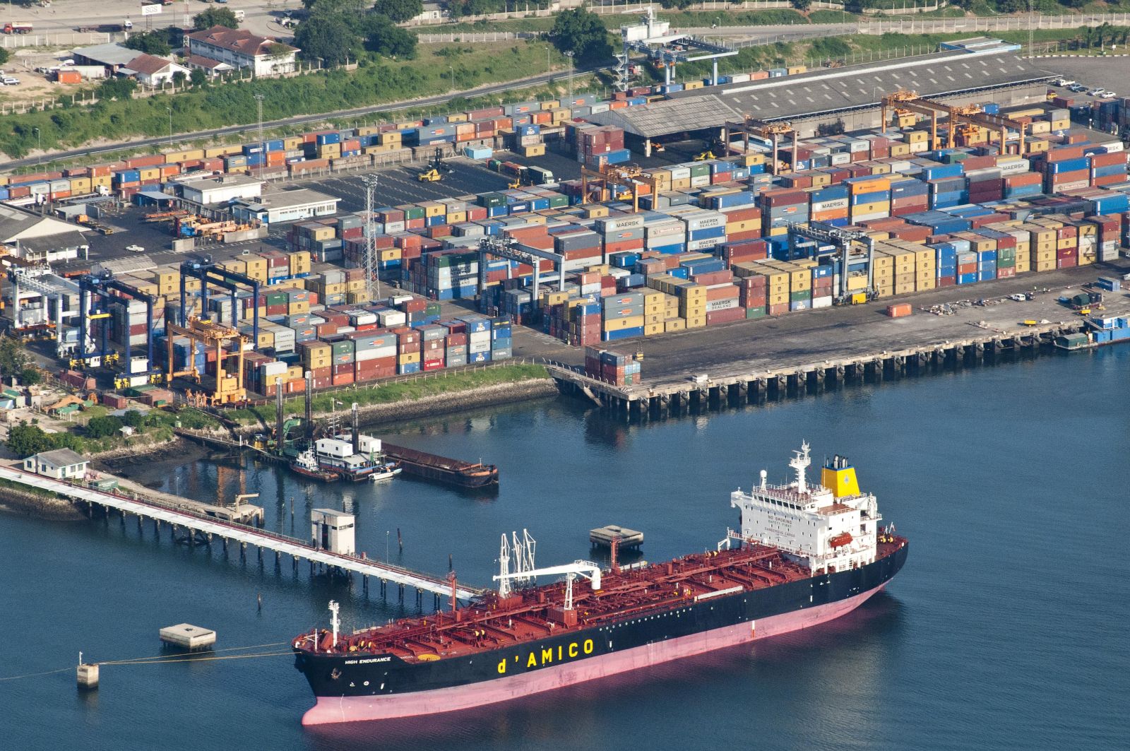 Ulrich Doering/Lineair Handelsschiff im Hafen von Daressalam, Tansania.