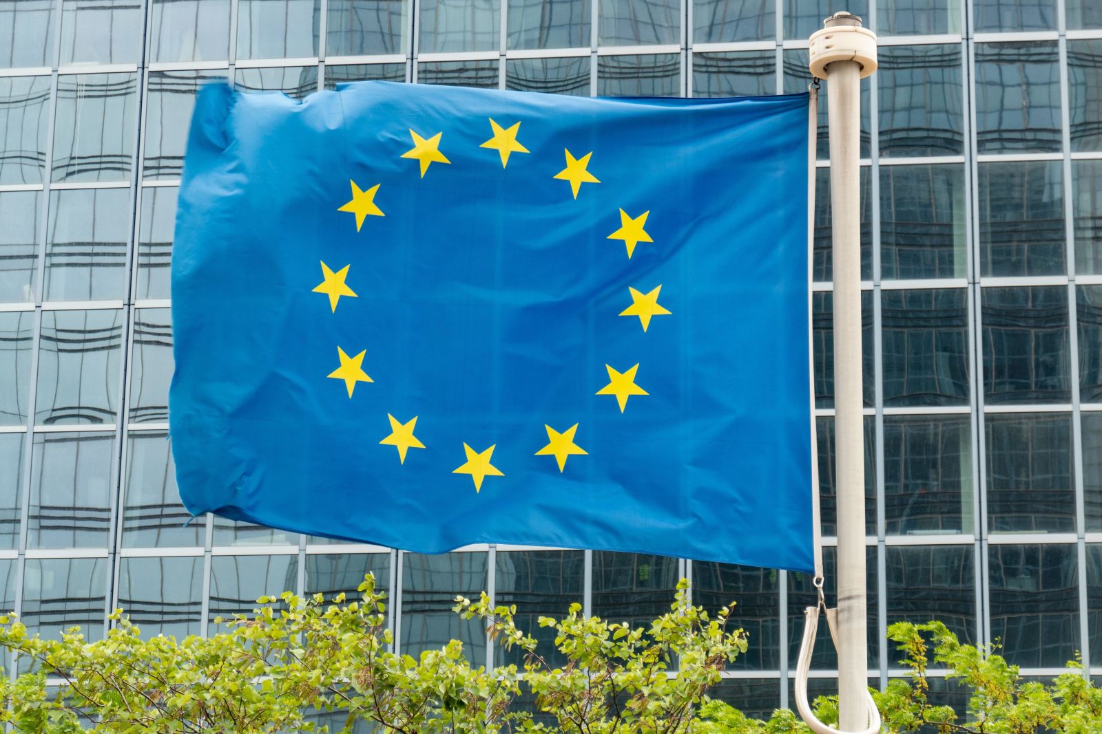picture alliance/NurPhoto EU flag in Brussels.
