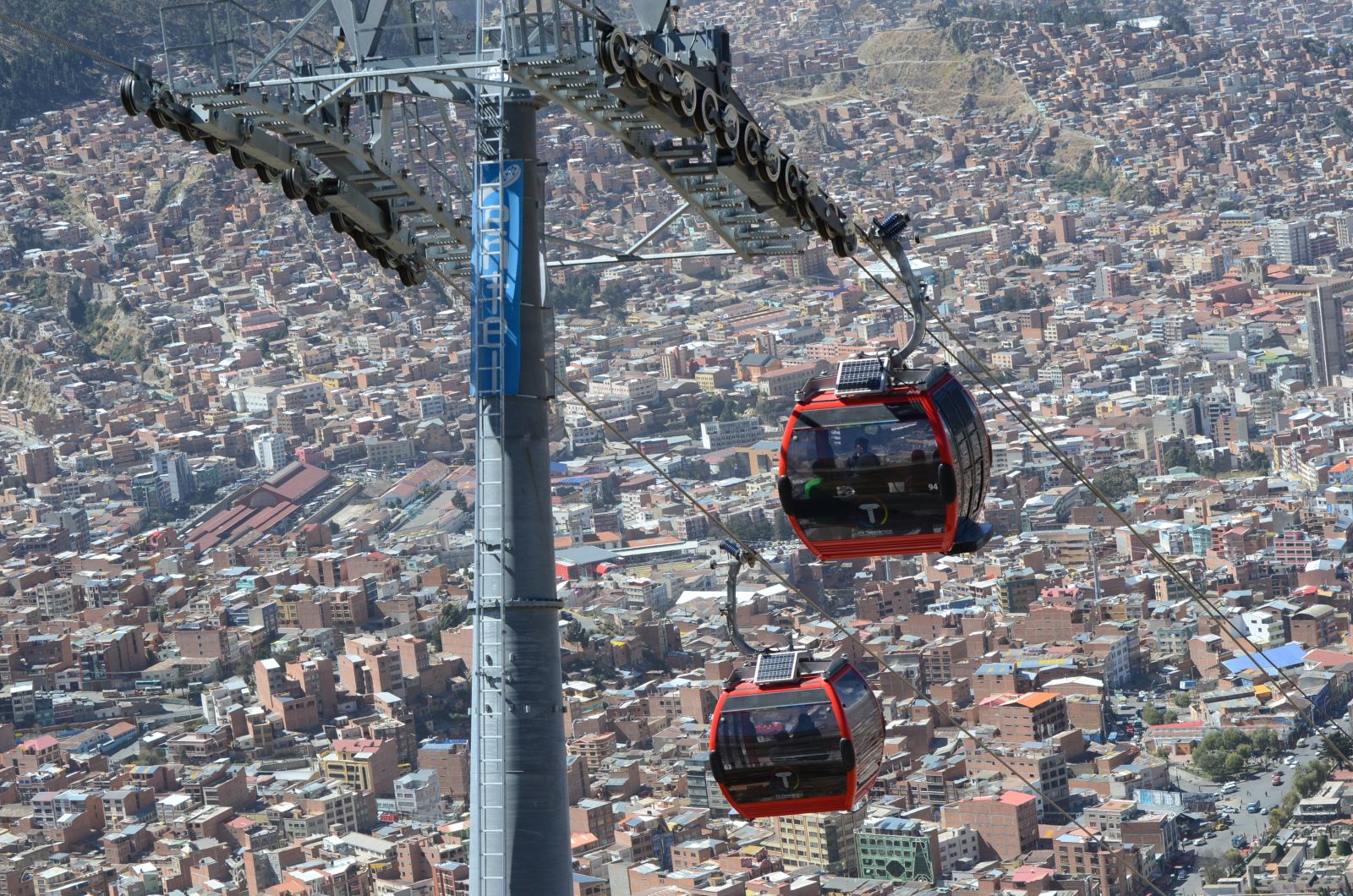 picture-alliance/dpa Eine Seilbahn verbindet die bolivianischen Städte La Paz und El Alto.