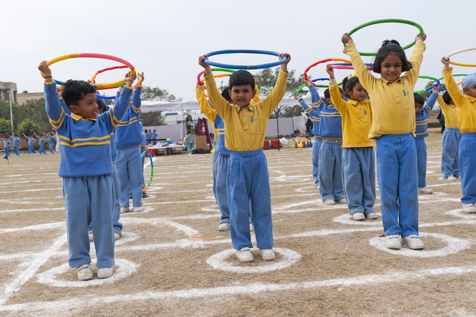 picture-alliance/imageBROKER Vorschulkinder in einer Privatschule in Neu-Delhi.