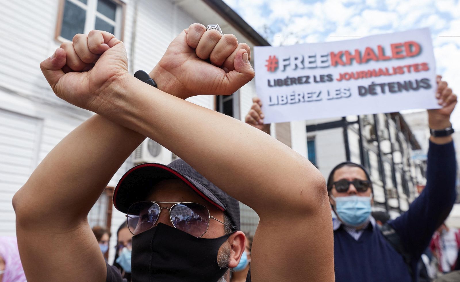picture-alliance/Ammi Louiza/ABACA Algerier protestieren für die Freilassung des Journalisten Khaled Drareni in Algier.