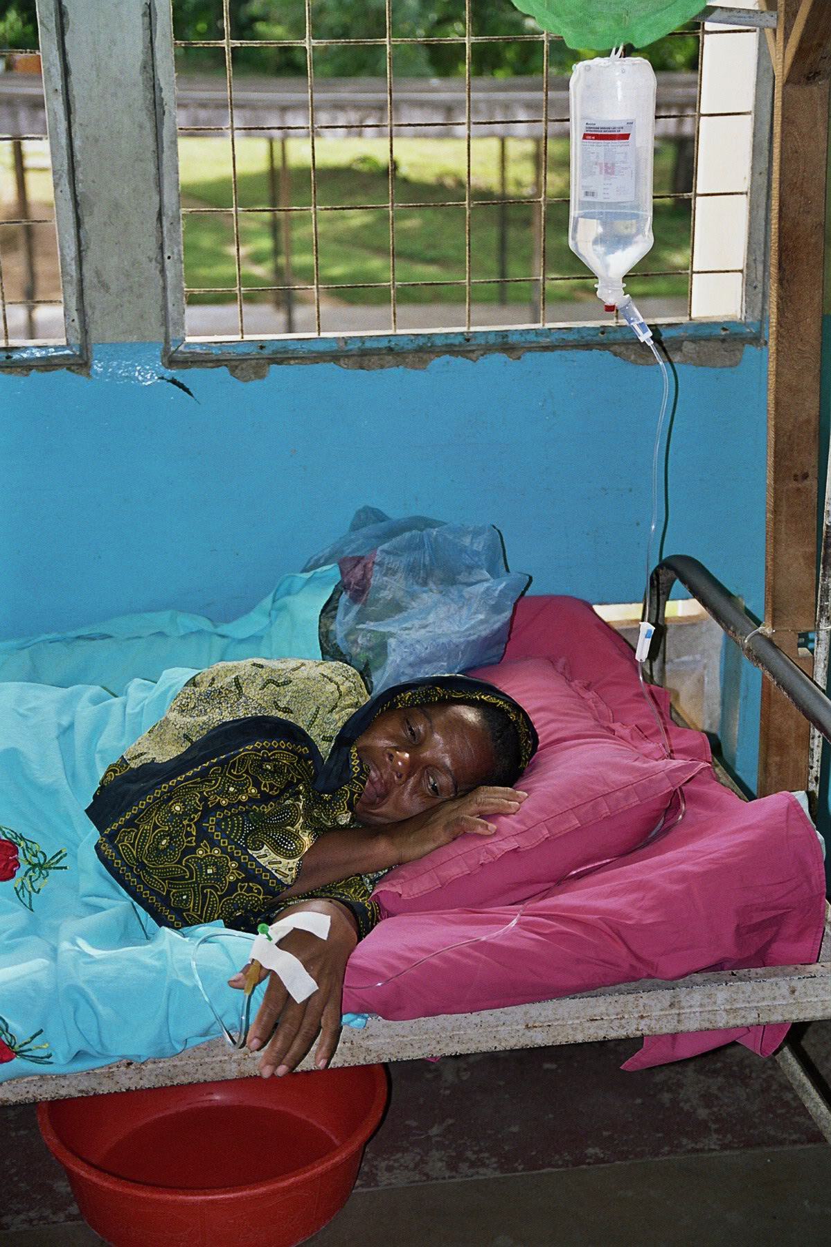 Patientin in tansanischem Krankenhaus.
