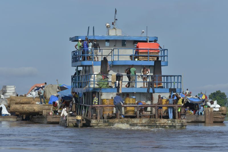 Fabian von Poser/Lineair Industriepolitische Maßnahmen sind laut Experten notwendig: Frachter mit Tropenholz auf dem Kongo in der Nähe von Kinshasa in der DR Kongo.