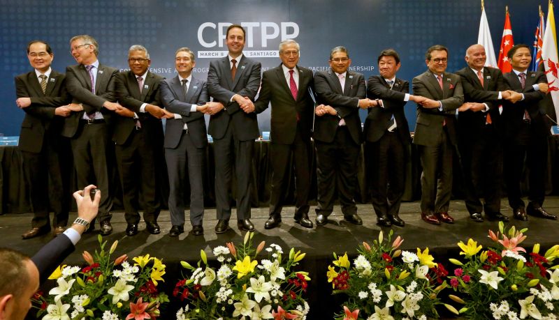 Esteban Felix/picture-alliance/AP Photo Minister aus elf Mitgliedsländern feierten im März in Santiago de Chile die Gründung des Comprehensive and Progressive Agreement for Trans-Pacific Partnership. Beteiligt sind Australien, Brunei, Chile, Japan, Kanada, Malaysia, Mexiko, Neuseeland, Peru, Singapur und Vietnam.